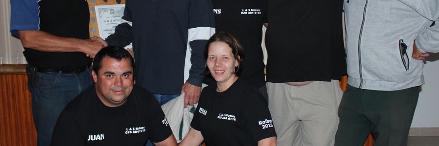 Agter: Kobus van Staden (Sakekamer), Kennith van Rensburg (Eienaar, L en S Motors)), Theuns Otto, Nico du Plessis en Tommie van Niekerk (spanbestuurder). Voor: Juan en Leisha Havenga